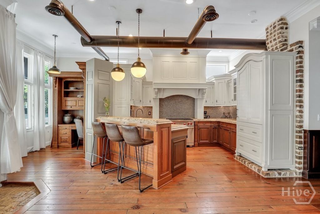 Image 3 of property listing at 1014 Abercorn Street, Savannah, GA 31401