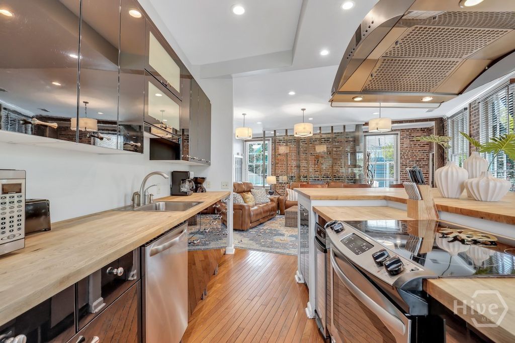 Image 31 of property listing at 1014 Abercorn Street, Savannah, GA 31401