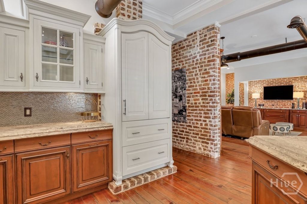 Image 5 of property listing at 1014 Abercorn Street, Savannah, GA 31401