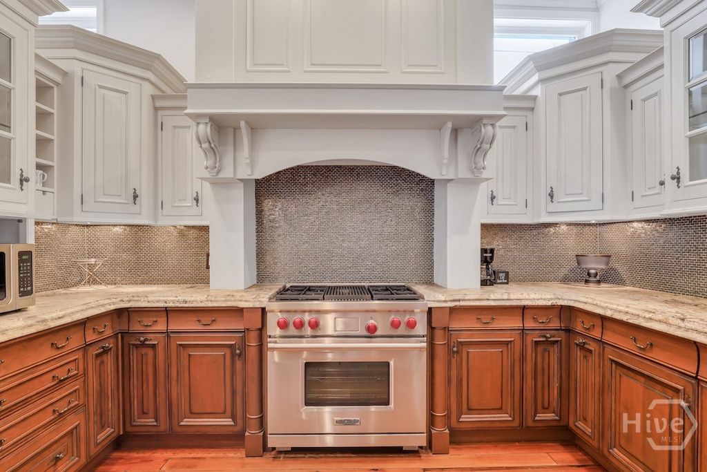 Image 6 of property listing at 1014 Abercorn Street, Savannah, GA 31401