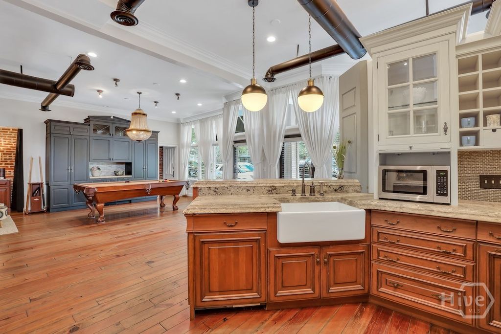 Image 7 of property listing at 1014 Abercorn Street, Savannah, GA 31401