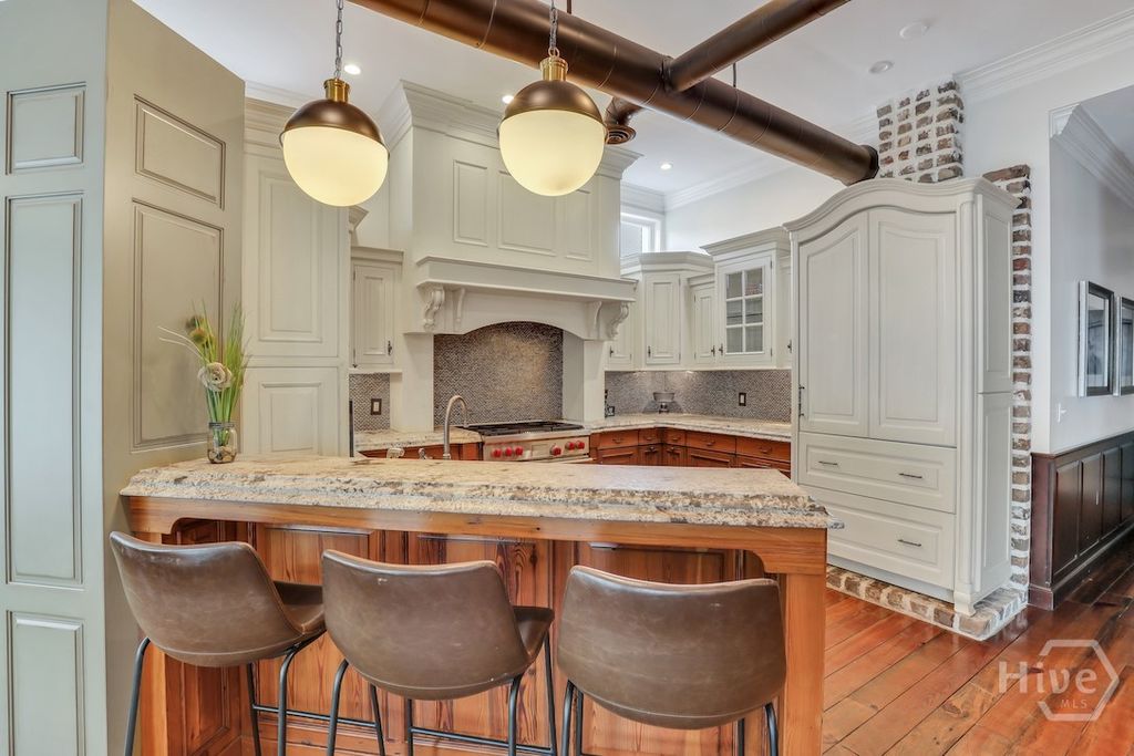 Image 8 of property listing at 1014 Abercorn Street, Savannah, GA 31401