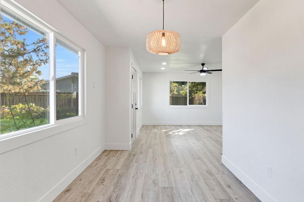 Image 11 of property listing at 26958 John F Kennedy Court, Madera, CA 93637