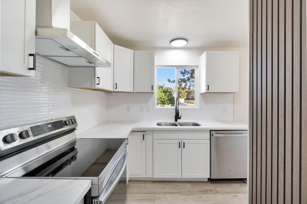 Image 13 of property listing at 26958 John F Kennedy Court, Madera, CA 93637