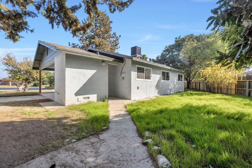 Image 29 of property listing at 26958 John F Kennedy Court, Madera, CA 93637