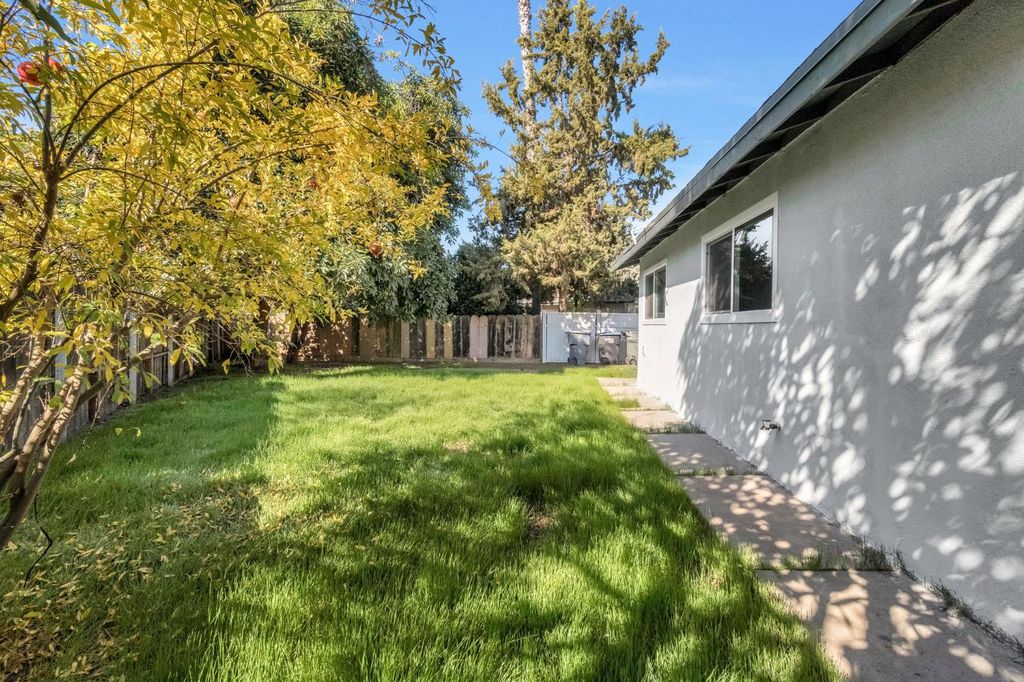 Image 31 of property listing at 26958 John F Kennedy Court, Madera, CA 93637