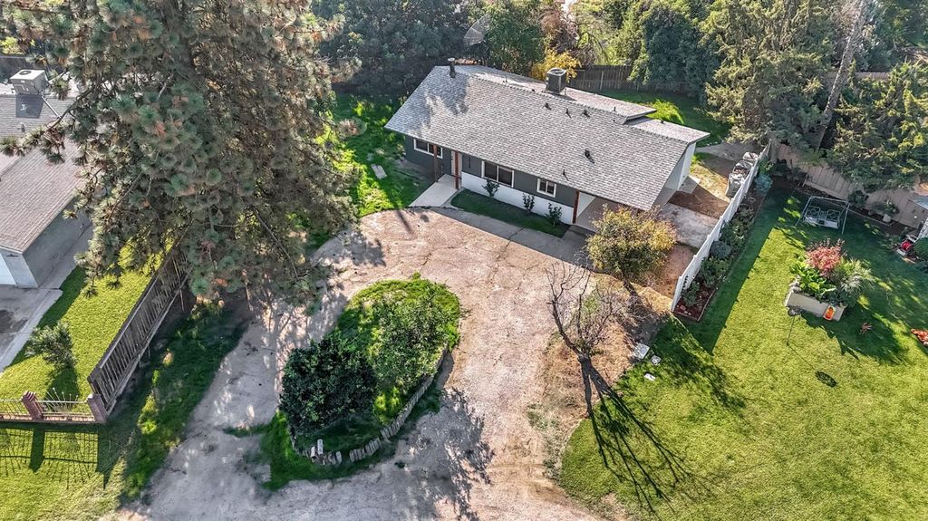 Image 34 of property listing at 26958 John F Kennedy Court, Madera, CA 93637