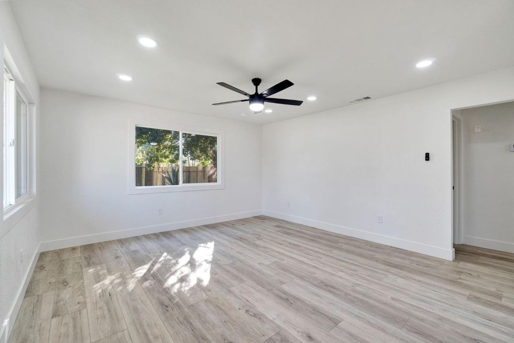 Image 5 of property listing at 26958 John F Kennedy Court, Madera, CA 93637