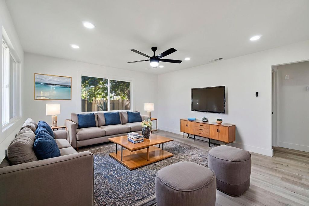 Image 6 of property listing at 26958 John F Kennedy Court, Madera, CA 93637