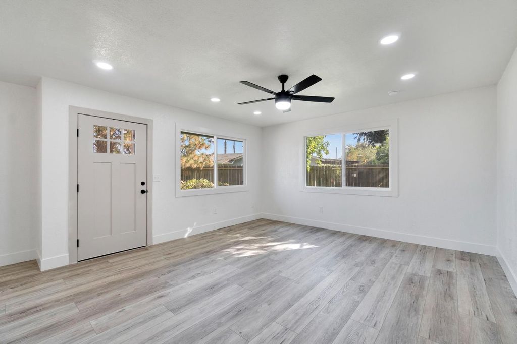 Image 7 of property listing at 26958 John F Kennedy Court, Madera, CA 93637