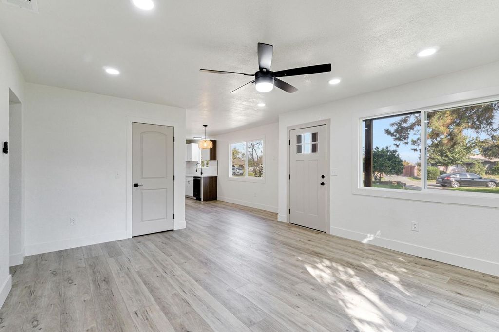 Image 8 of property listing at 26958 John F Kennedy Court, Madera, CA 93637