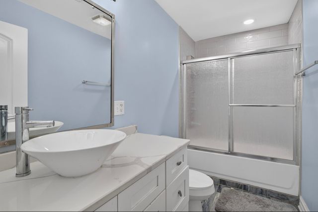 7820 S Rhodes Avenue, Chicago, IL 60619