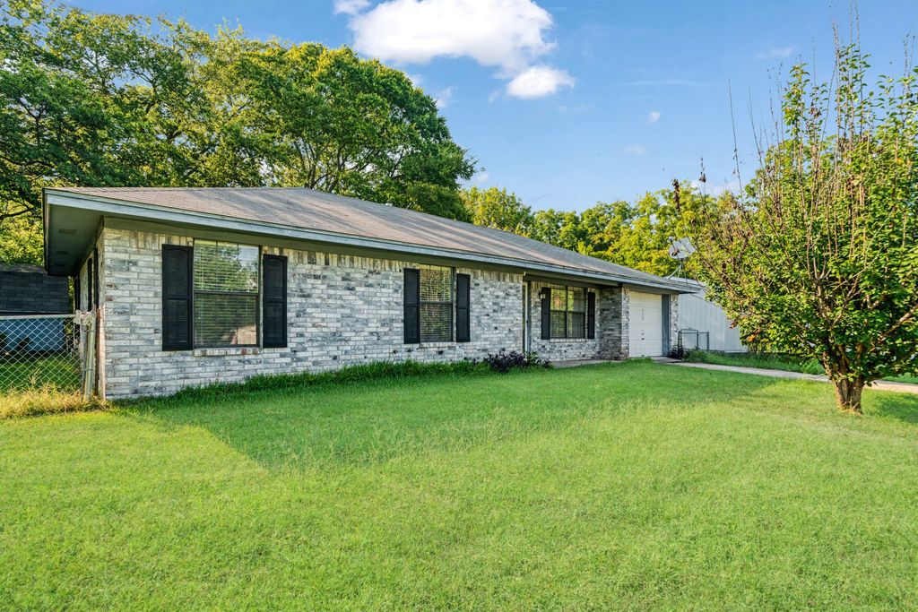 450 Faucett Street, Blossom, TX 75416