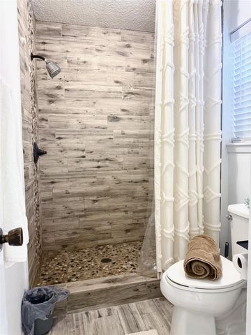 205 Montclaire Drive, West Columbia, TX 77486