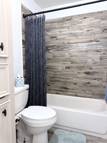 205 Montclaire Drive, West Columbia, TX 77486