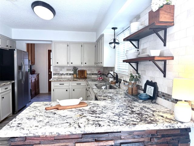 205 Montclaire Drive, West Columbia, TX 77486