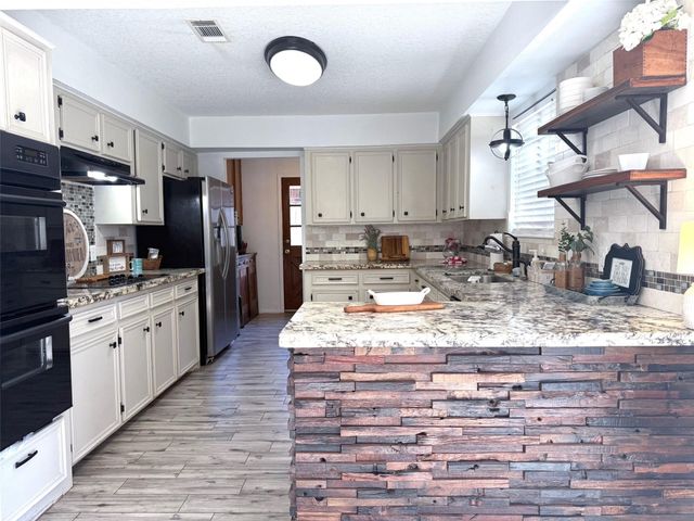 205 Montclaire Drive, West Columbia, TX 77486