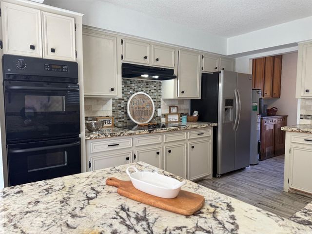 205 Montclaire Drive, West Columbia, TX 77486