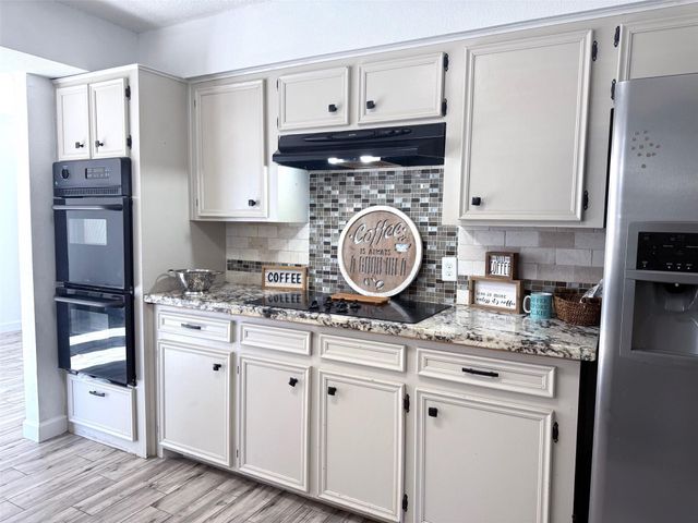 205 Montclaire Drive, West Columbia, TX 77486