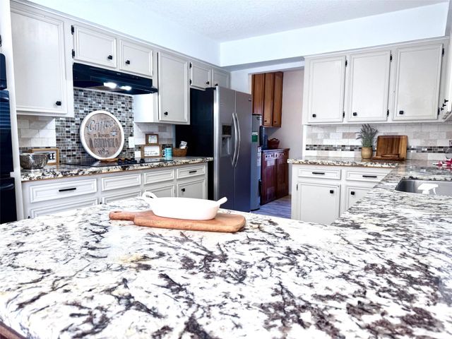 205 Montclaire Drive, West Columbia, TX 77486