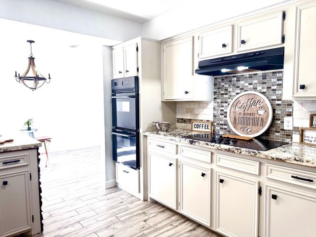 205 Montclaire Drive, West Columbia, TX 77486