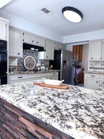 205 Montclaire Drive, West Columbia, TX 77486