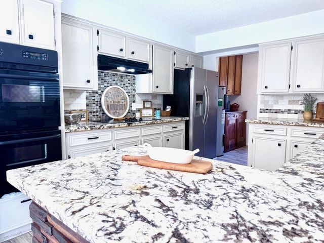 205 Montclaire Drive, West Columbia, TX 77486