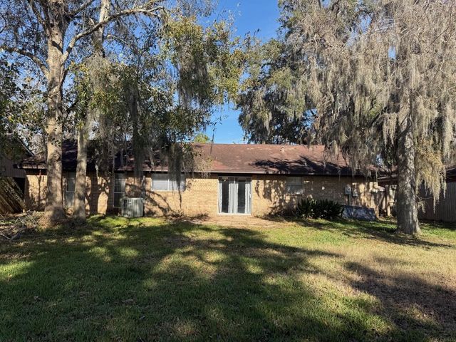 205 Montclaire Drive, West Columbia, TX 77486