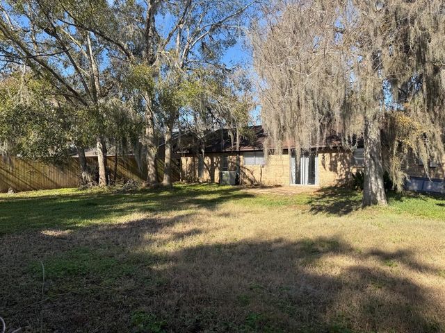 205 Montclaire Drive, West Columbia, TX 77486