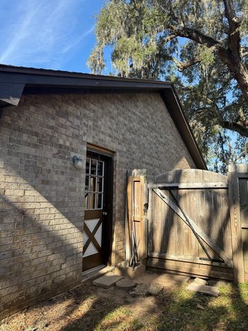 205 Montclaire Drive, West Columbia, TX 77486