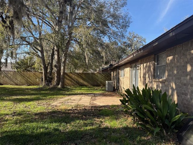 205 Montclaire Drive, West Columbia, TX 77486