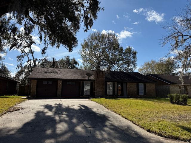 205 Montclaire Drive, West Columbia, TX 77486