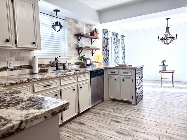 205 Montclaire Drive, West Columbia, TX 77486