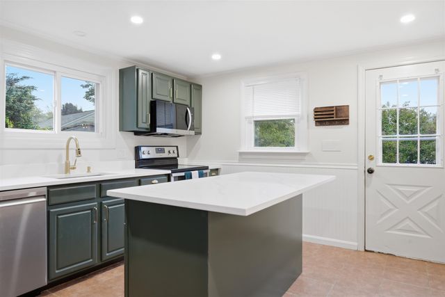 8 Edwards Street, Salem, NH 03079