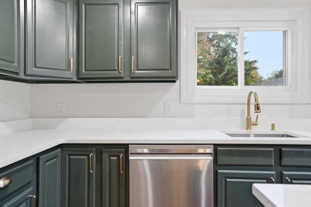 8 Edwards Street, Salem, NH 03079