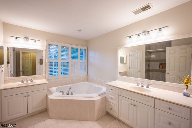 7 Stone Mountain Ct, Montgomery Twp., NJ 08558