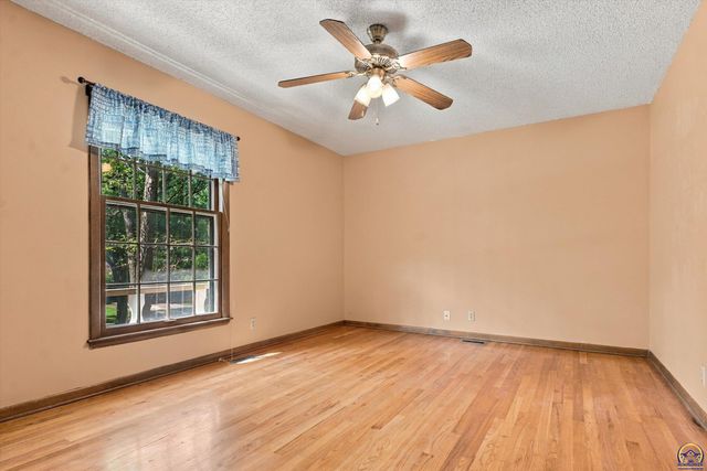 3540 SW Oak PKWY, Topeka, KS 66614