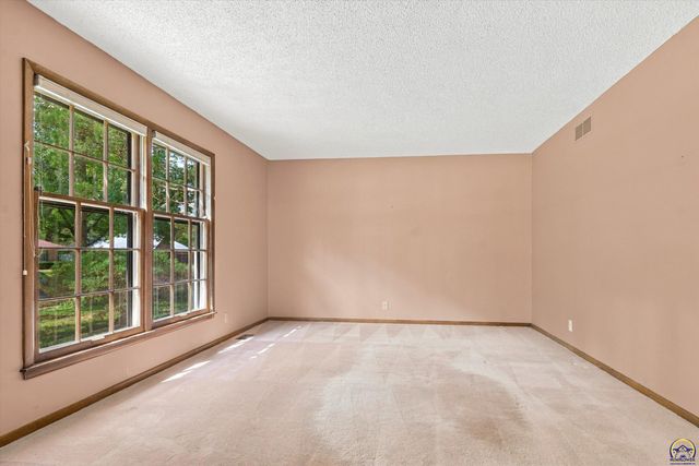 3540 SW Oak PKWY, Topeka, KS 66614
