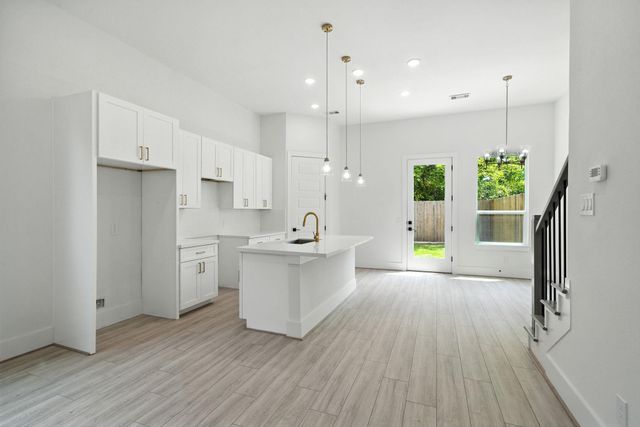 7117 England Street C, Houston, TX 77021