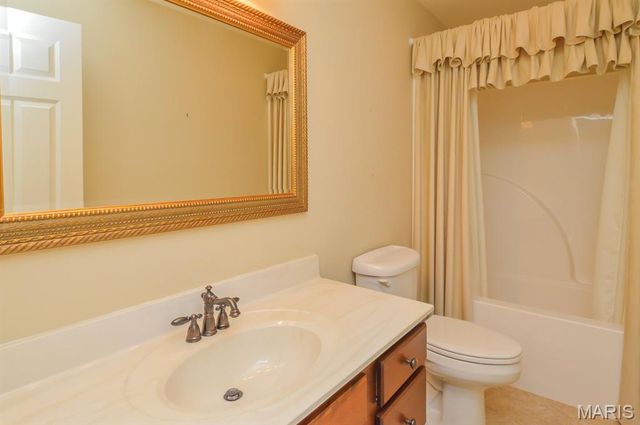 5004 Castlegate Lane, Godfrey, IL 62035