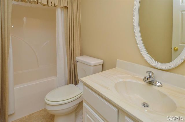 5004 Castlegate Lane, Godfrey, IL 62035