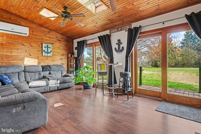 1442 HARVEY LN, Pottstown, PA 19465