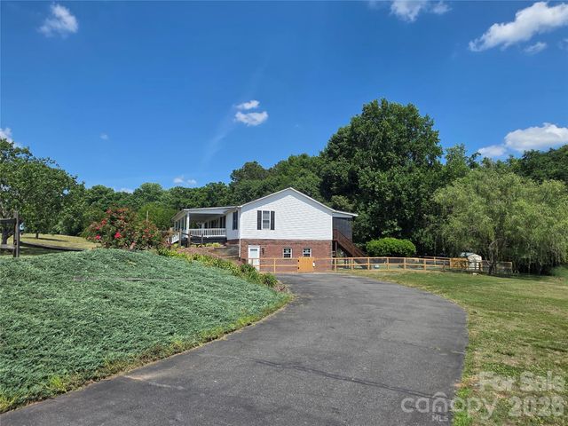 320 Huffstetler Lake Road, Dallas, NC 28034