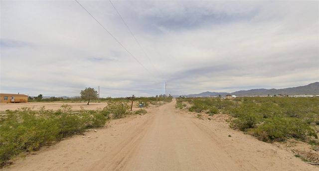 3645 N Araby Road, Golden Valley, AZ 86413