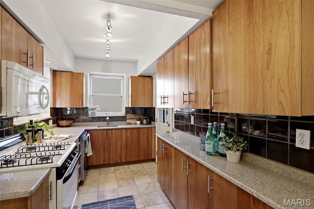 7561 Byron Place 1W, Clayton, MO 63105