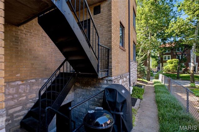 7561 Byron Place 1W, Clayton, MO 63105