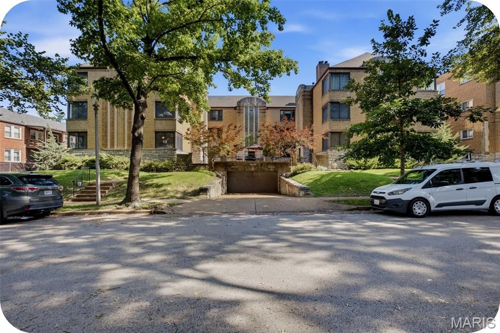 7561 Byron Place 1W, Clayton, MO 63105