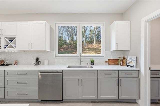 287 Whitney Ave, Holyoke, MA 01040