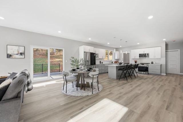 287 Whitney Ave, Holyoke, MA 01040