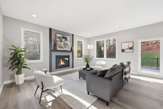 287 Whitney Ave, Holyoke, MA 01040